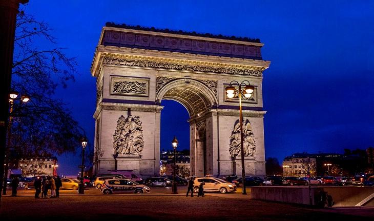 Fotografia noturna do Arco do Triunfo, em Paris