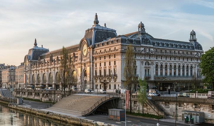 Fotografia da lateral esquerda do Museu de Orsay, em Paris
