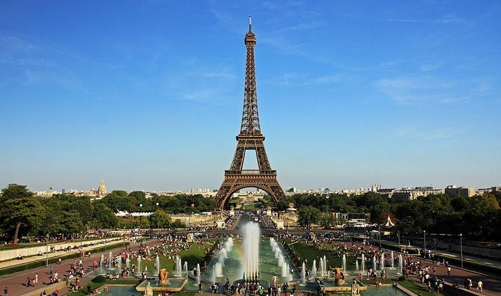 Fotografia frontal da Torre Eiffel, em Paris