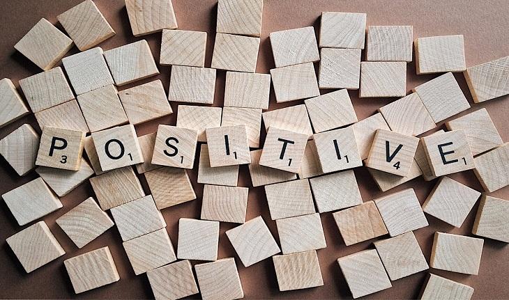 imagem de blocos de madeiras com letras que formam a palavra "positive" em alusão ao pensar positivo