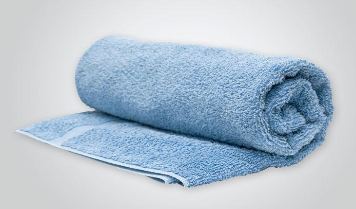 toalha azul enrolada