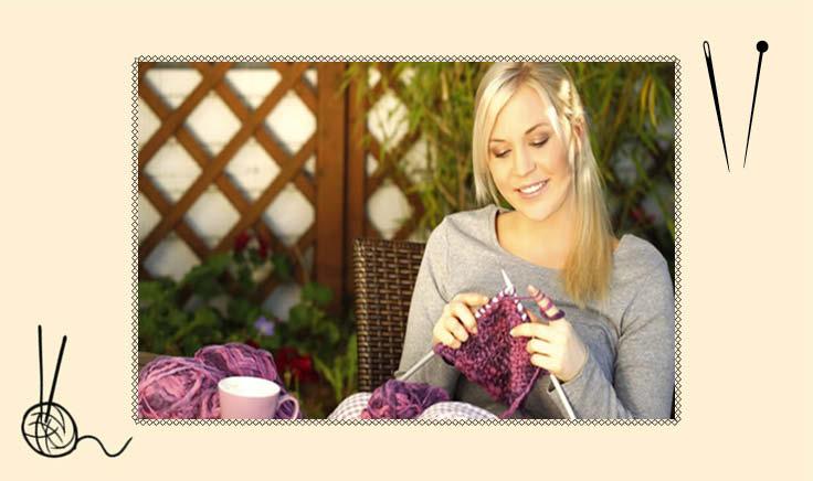 mulher tricotando, sorrindo