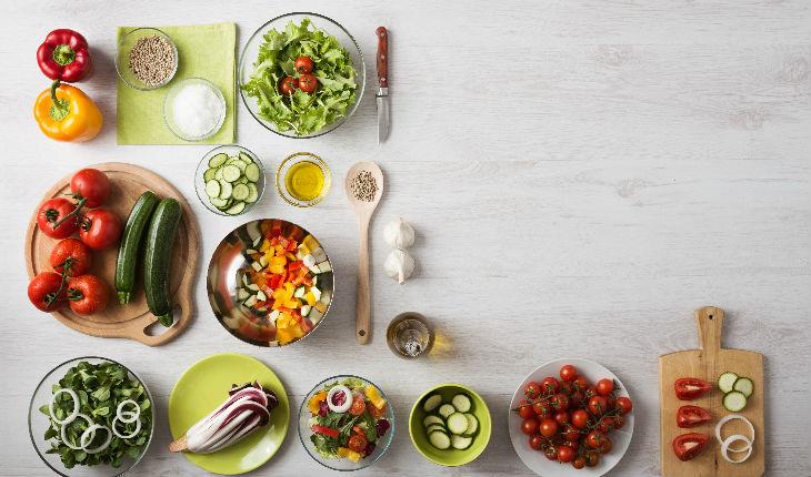 alimentos saudáveis, frutas e legumes no cardápio da dieta da chia