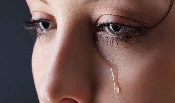 mulher chorando representando um amigo canceriano dramático.