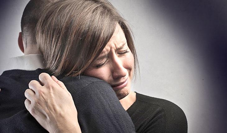 mulher triste abraçando homem, representando o ombro amigo do canceriano