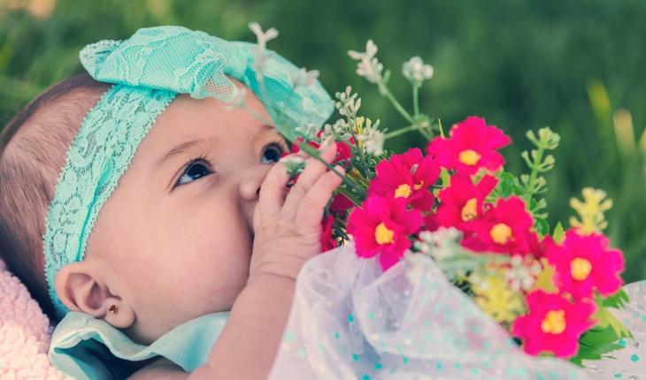 Bebê e flores