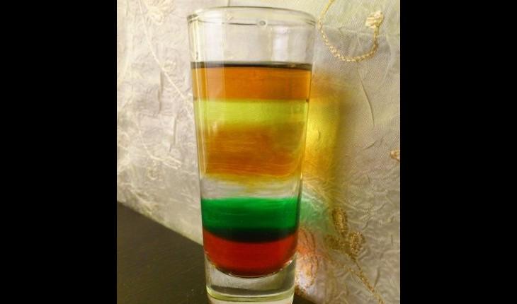 Bebidas em formato de camadas coloridas
