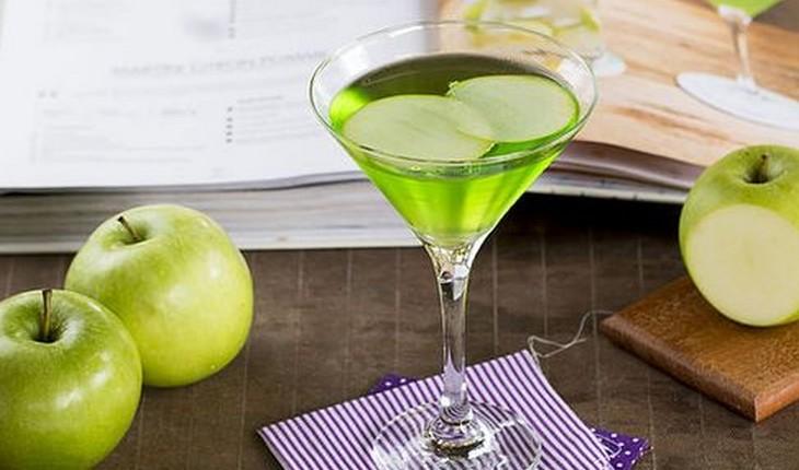 Bebida alcoólica com maçã verde