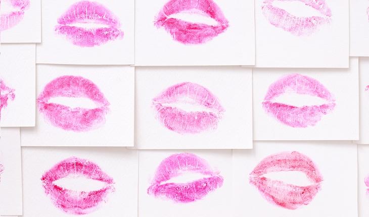 marca beijo batom rosa no papel