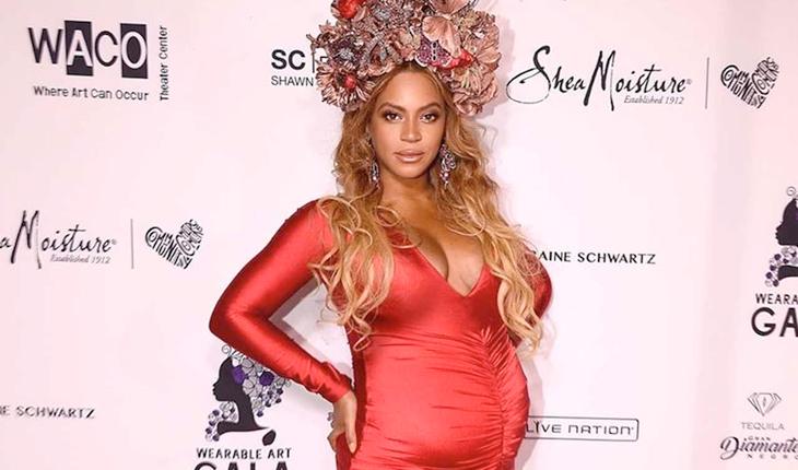 Beyoncé grávida e de vestido vermelho