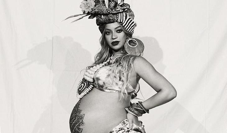 Foto de Beyoncé em preto e branco, mostrando a barriga