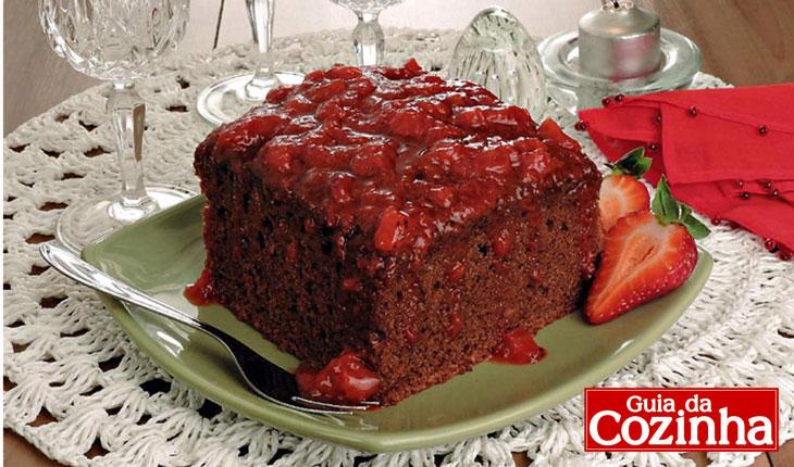 Foto com a receita de bolo de chocolate com calda quente de morango