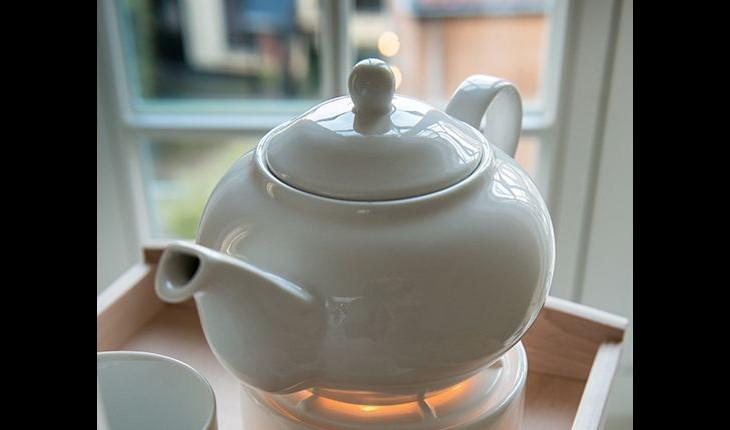 Bule de porcelana com chá