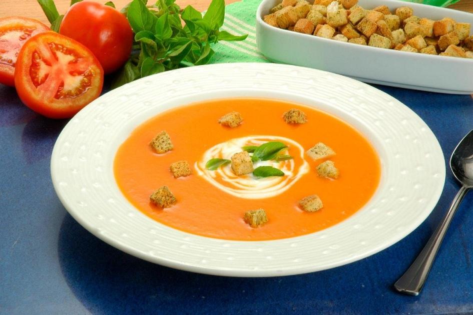foto de uma sopa de tomate 