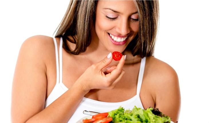 mulher se alimentando quando alimentos saudáveis