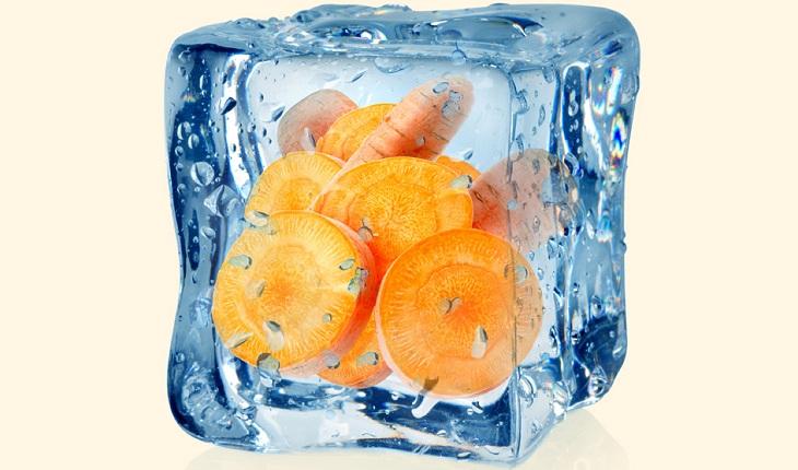 Cenoura dentro de cubo de gelo