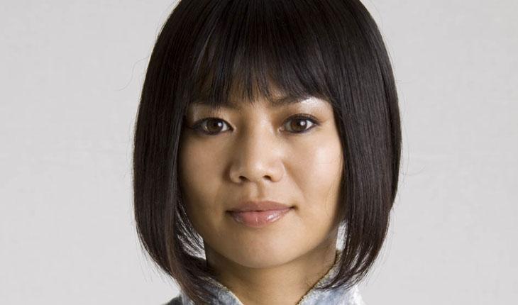 mulher com traços asiáticos com cabelo chanel de bico e franja