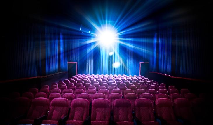 sala de cinema com luz do projetor