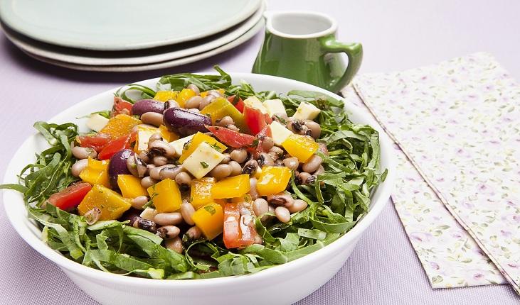 As saladas com couve trazem muitos benefícios à saúde