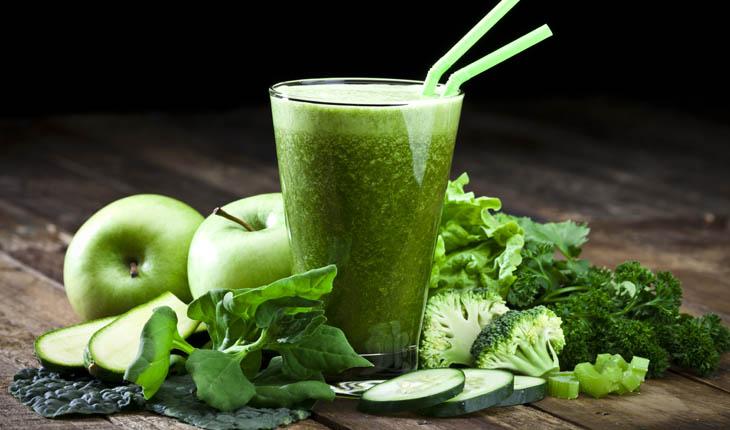Copo de suco verde, maçã, legumes e verduras, suco detox