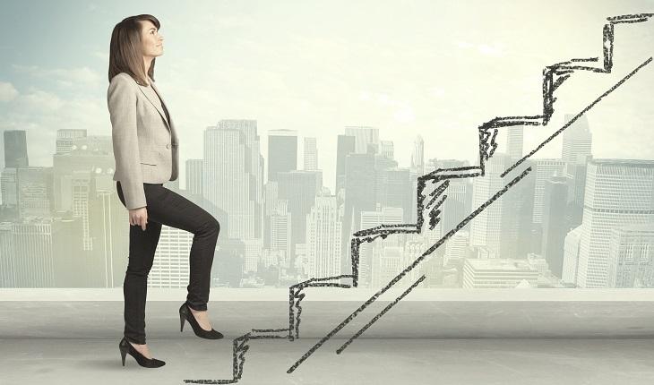 dicas para empreender com sucesso passo 10. Mulher subindo escada imaginária em busca do sucesso.