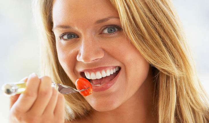 Mulher, loira, comendo tomate cereja, anti-barriga
