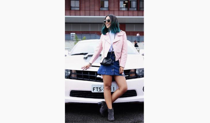 estilo da blogueira jade seba looks saia jeans com botões e jaqueta rosa pinterest