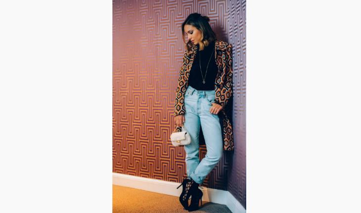 estilo da blogueira Luisa Accorsi calça jeans e casaco étnico pinterest