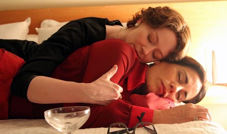 Casal homoafetivo deitado em cena de filme brasileiro romântico