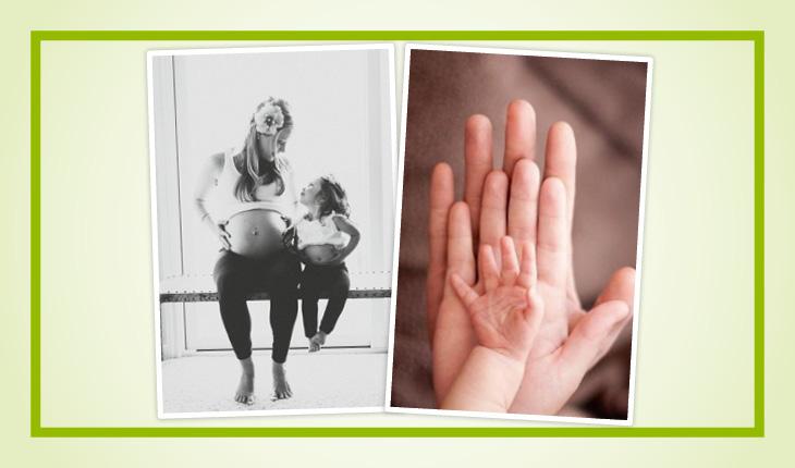 Na imagem há 2 fotos criativas para tirar durante a gravidez ou quando o bebê nascer. A primeira foto mostra uma mãe segurando a barriga e, ao lado, há uma menininha, mostrando e segurando sua barriga também. Uma está olhando para a outra e a foto é preta e branca. A segunda foto mostra 3 mãos, uma em cima da outra em tamanho decrescente, sendo a mão de cima a do bebê. Ao redor de todas as fotos, há uma moldura verde.
