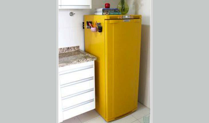 Na foto há uma geladeira envelopada na cor amarela.