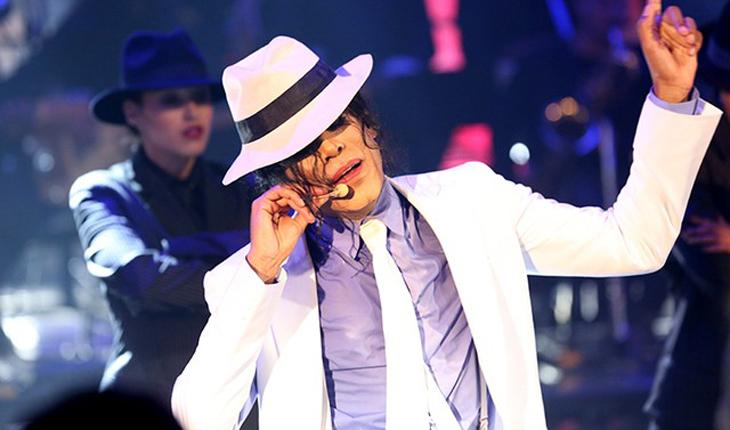 Ícaro Silva caracterizado como Michael Jackson