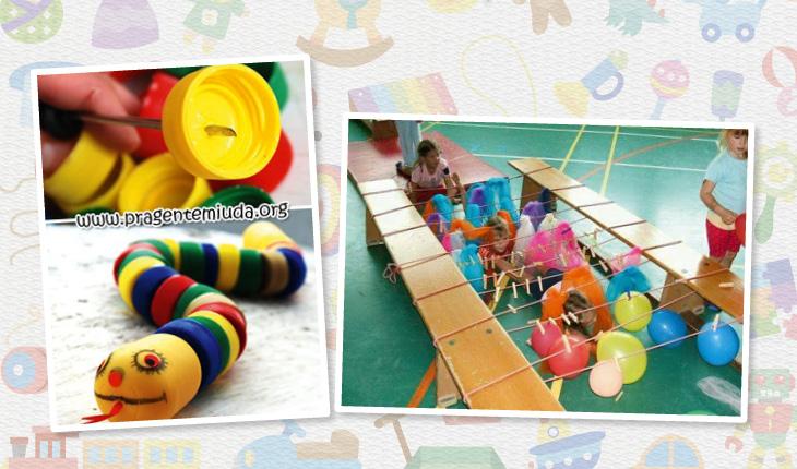 Na imagem há 2 fotos de brinquedos feitos com material reciclado. O fundo da imagem é claro com desenhos de brinquedos. A primeira foto mostra uma centopeia feita com tampinhas de garrafa. A segunda mostra um obstáculo feito com cadeiras, linhas e bexigas.