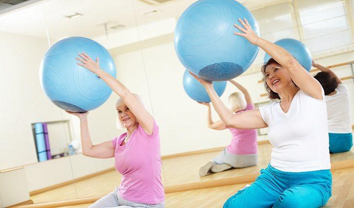 mulheres, idosas, exercício, bolas, ginástica, fitness, aula