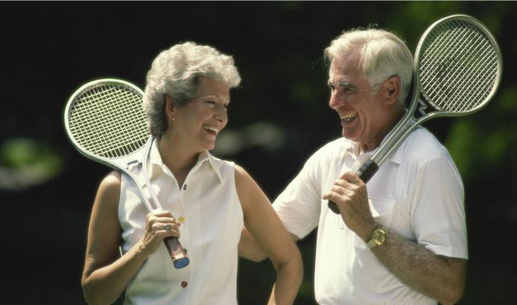 Casal de idosos jogando tênis