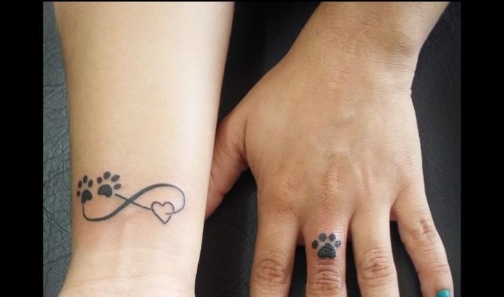Tatuagem de infinito com patinhas de cachorro