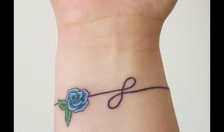 Tatuagem com flores e infinito