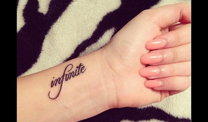 Tatuagem com palavra e símbolo do infinito