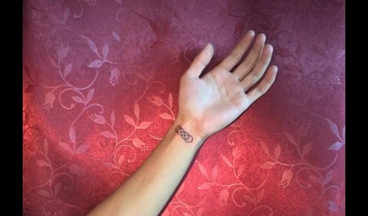 Tatuagem no pulso com o símbolo de infinito