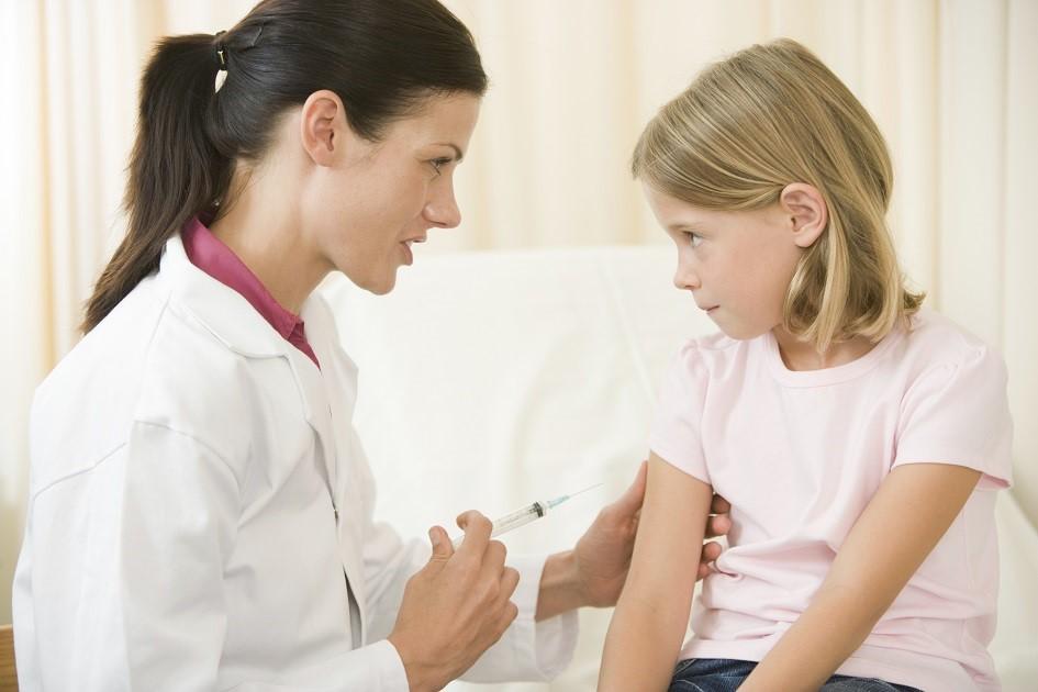 A vacinação ainda na infância é essencial para prevenir a coqueluche. 