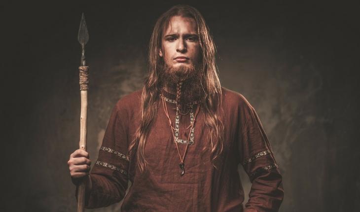 viking segurando uma lança