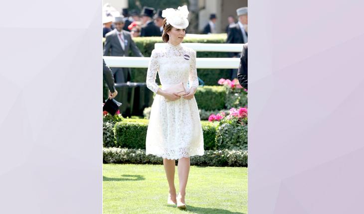 vestido de Kate Middleton branco, com rendas e chapéu branco