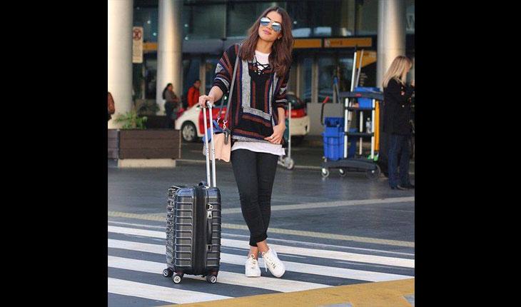 A blogueira Camila Coelho em aeroporto
