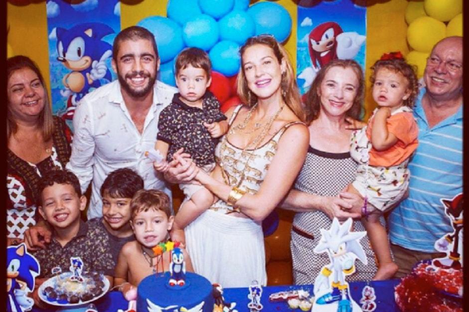 Luana Piovani e Pedro Scooby com a família