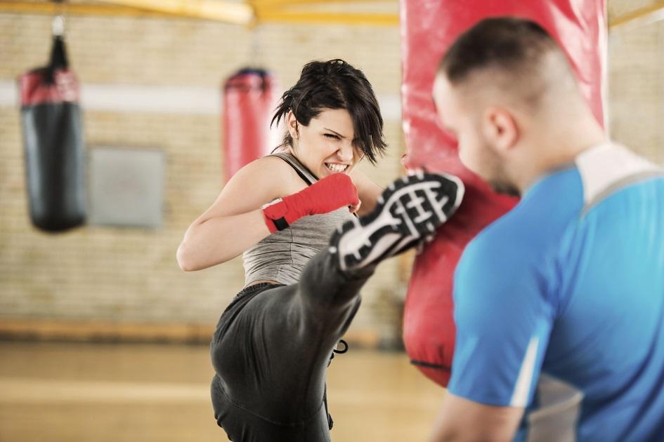 As lutas proporcionam benefícios variados à saúde, desde emagrecimento até fortalecimento muscular. 