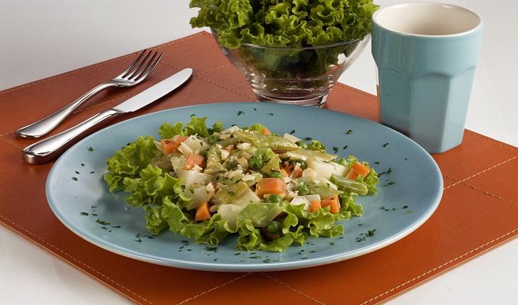 É possível preparar saladas cremosas saudáveis