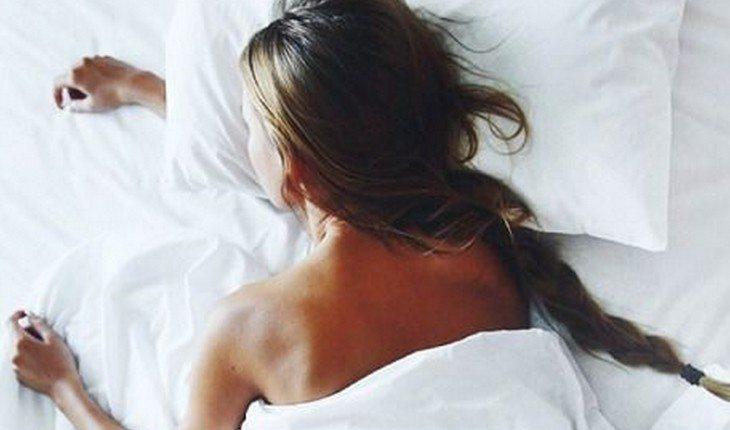 Apneia do sono; mulher dormindo na cama