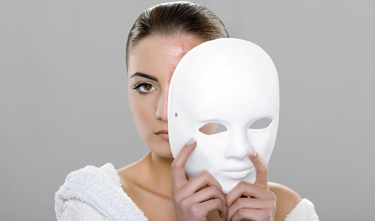mulher com máscara branca na frente do rosto