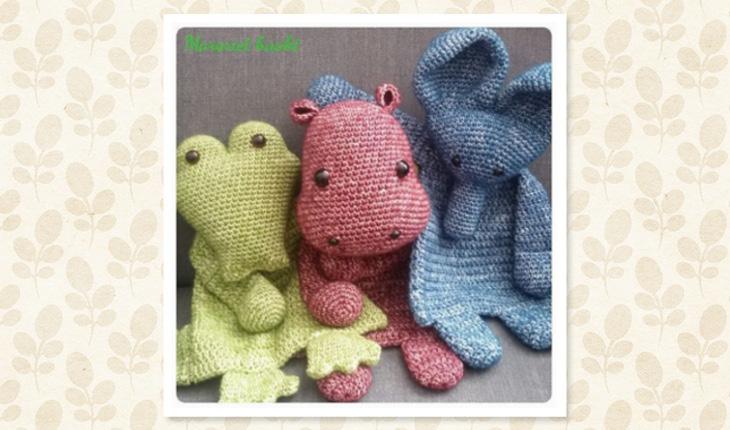 Na foto há 3 naninhas em crochê com o corpinho feito com a técnica mas fininhos, formando a manta. Há um jacarezinho verde, um hipopótamo rosa e um coelhinho azul.