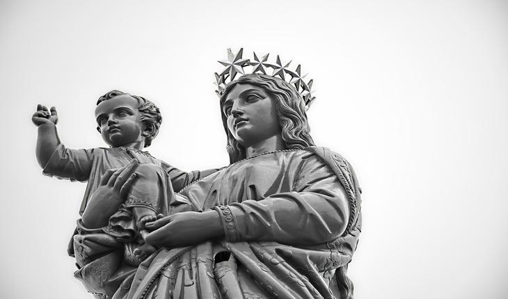 Imagem de uma estátua de Virgem Maria com o Menino jesus em seu colo. orações de proteção para a família